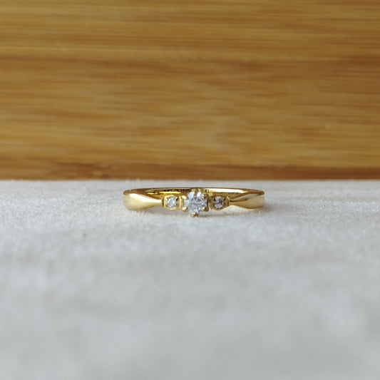 Anel solitário em aço inoxidável dourado com brilhantes - Ref: AB 15 - A Bijuteria