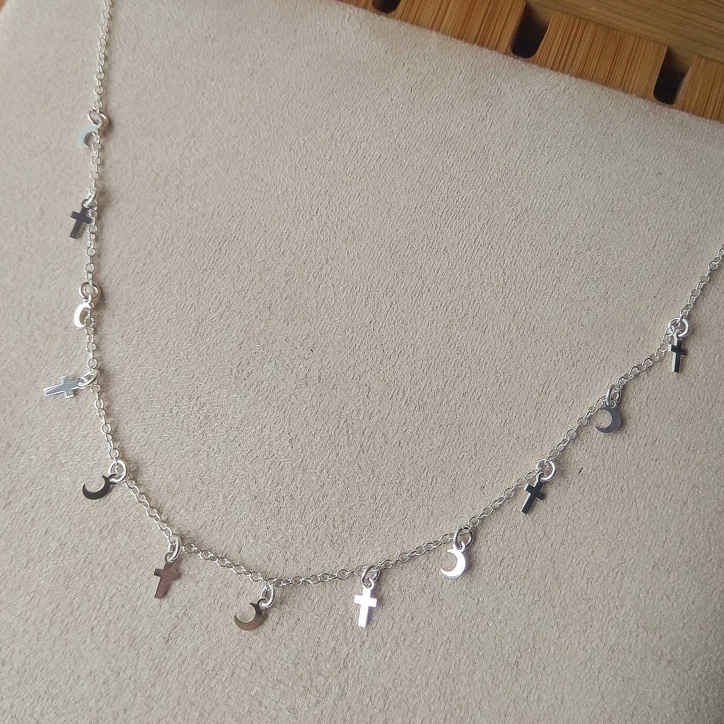 Colar Choker Cruz e Lua - A Bijuteria