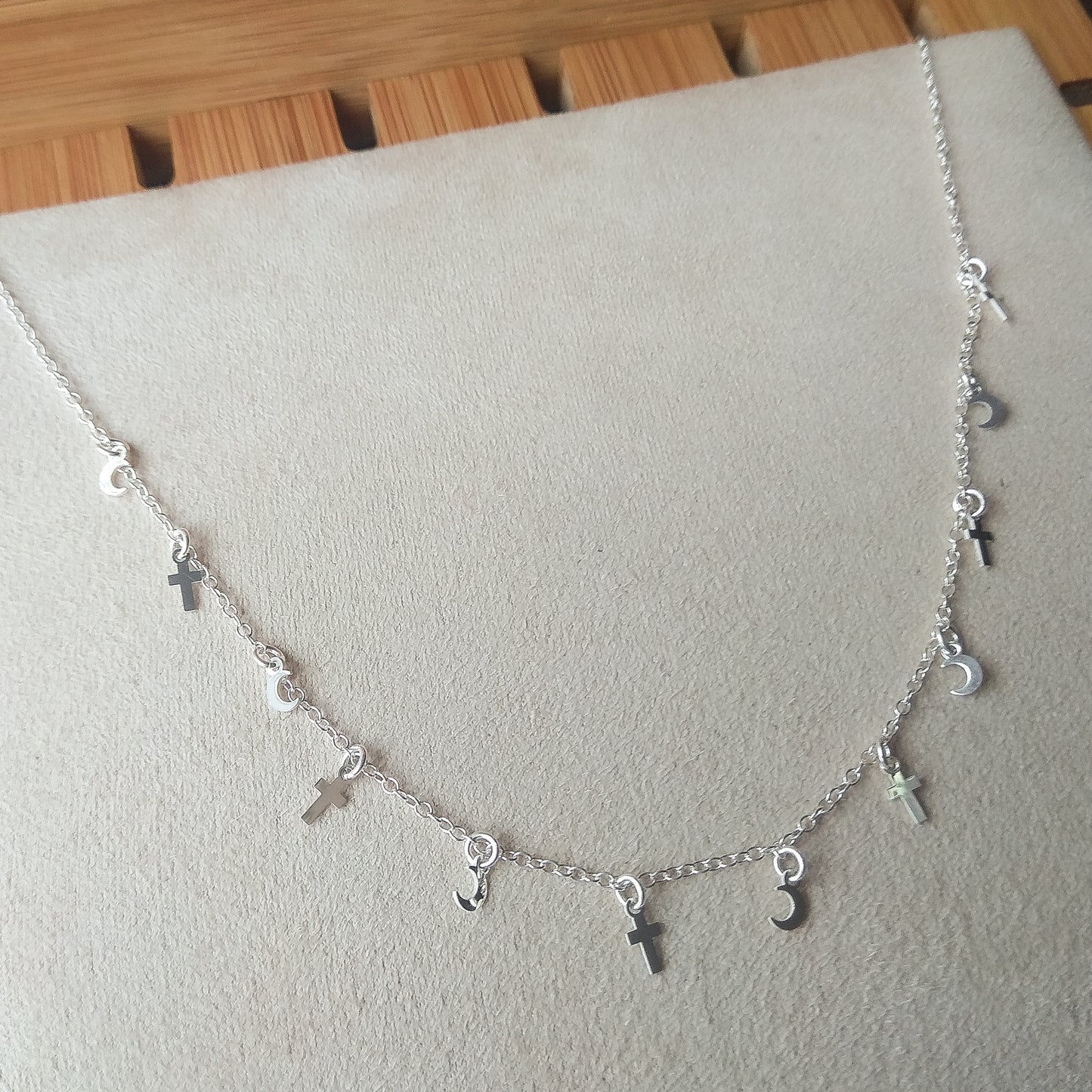 Colar Choker Cruz e Lua - A Bijuteria