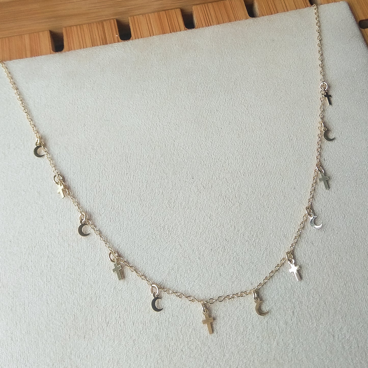Colar Choker Cruz e Lua - A Bijuteria